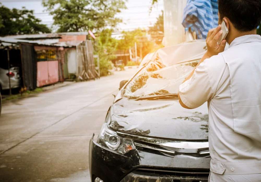 Steps to take after a car accident being outlined by a lawyer.