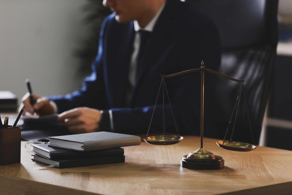 An image showing a lawyer consulting with a client about a comparative negligence case.