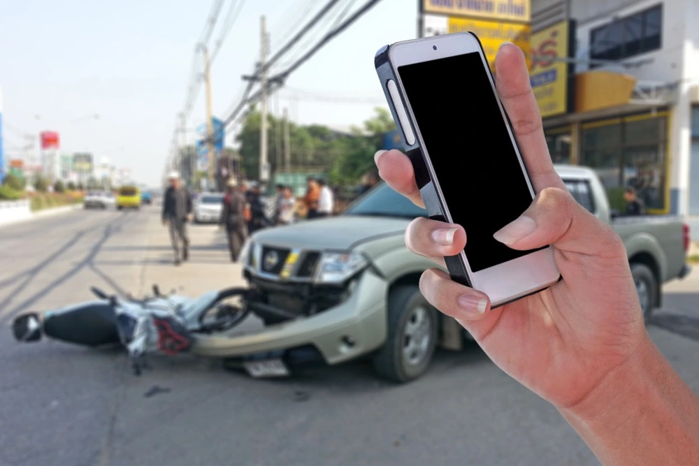 Image of a car accident involving a mobile phone, underscoring the dangers of texting and driving accidents in St. Louis.